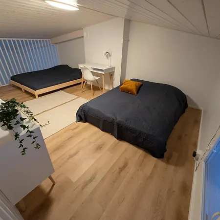 Yllaes Nietos & 2 Tickets *