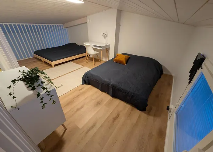 Yllaes Nietos & 2 Tickets *